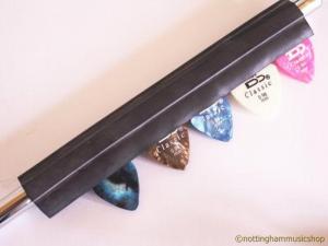 MIC STAND PLECTRUM HOLDER +5 PICKS